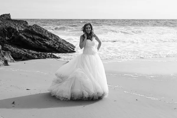 Bruid op strand — Stockfoto