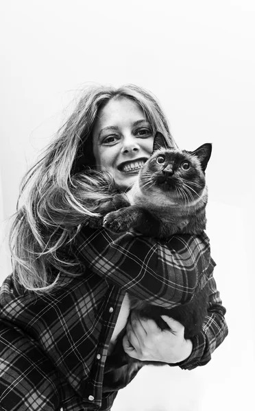 Женщина с котом — стоковое фото