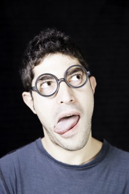 Aptal çocuk gözlük