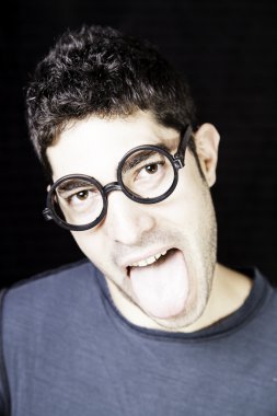 Aptal çocuk gözlük