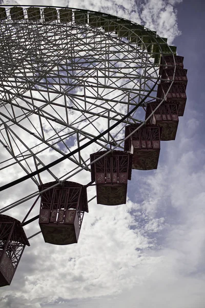 Rueda de la fortuna en el parque — Foto de Stock