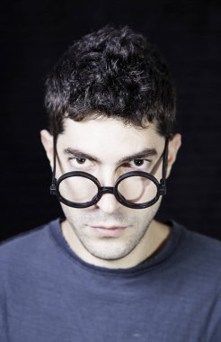 Aptal çocuk gözlük