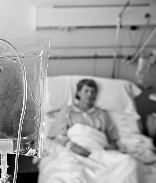 Chora kobieta Szpital — Zdjęcie stockowe