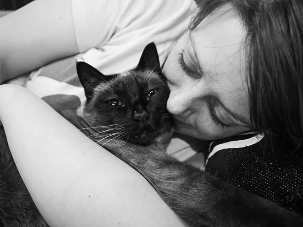 Woman hugging cat — Stock Photo, Image