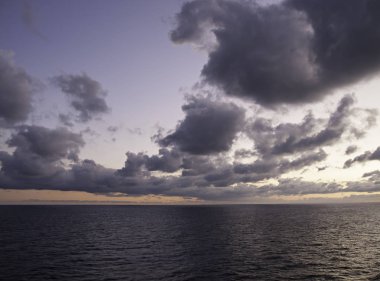 Denizde alacakaranlıkta