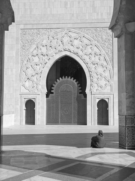Marockansk kvinna moskén — Stockfoto