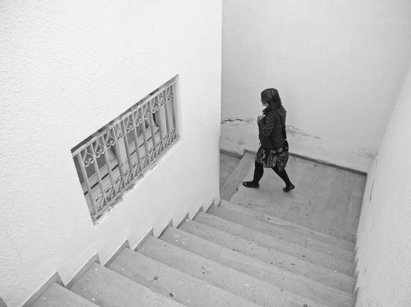 Kvinne på vei ned trapper – stockfoto