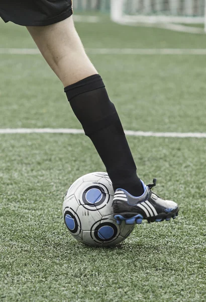 Homem jogando futebol — Fotografia de Stock