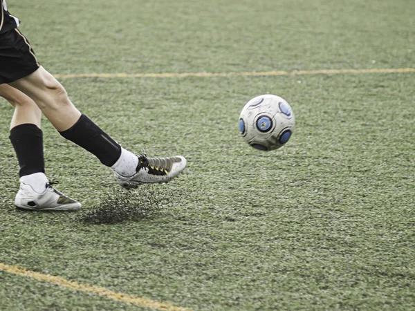 Uomo che gioca a calcio — Foto Stock