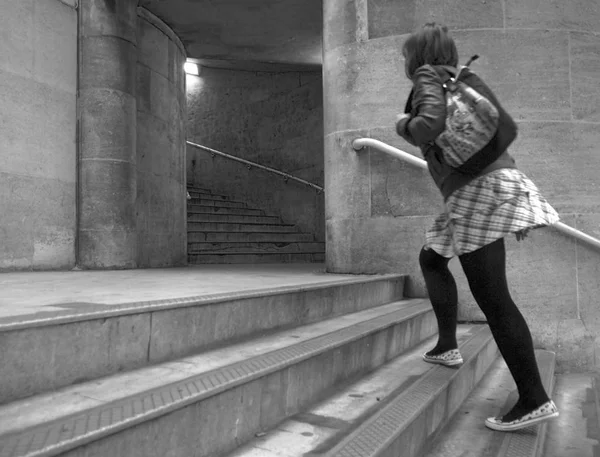 Žena jde dolů po schodech — Stock fotografie