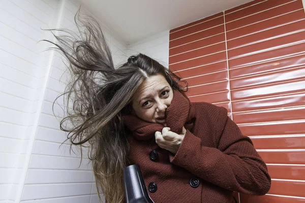 Woman drying her hair — Stock Photo, Image