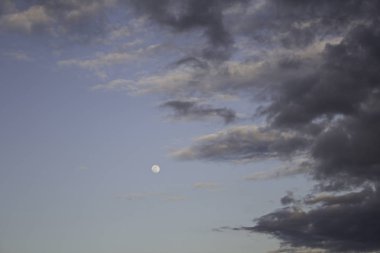 Aylı mavi gökyüzü