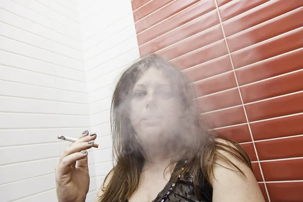 Sexig kvinna röka — Stockfoto