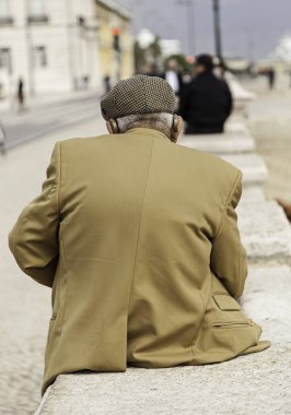 Yaşlı adam audiophones ile