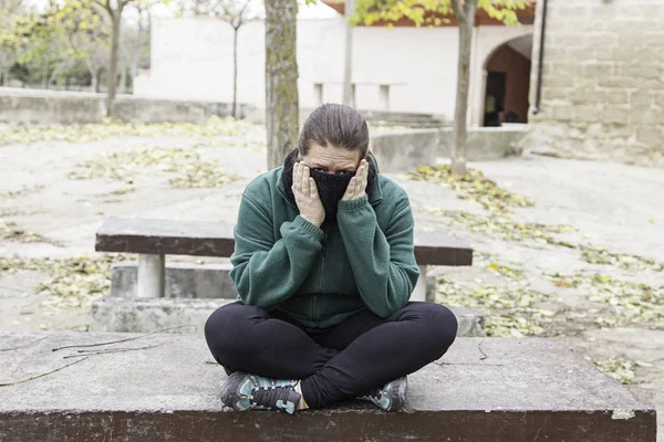 Depressed woman bench — Stock Photo, Image