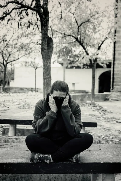 Depressive Frauenbank — Stockfoto