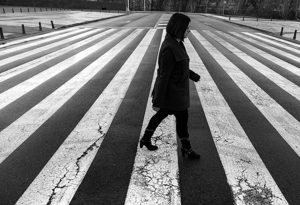 Woman in zebra crossing — Stock Photo, Image