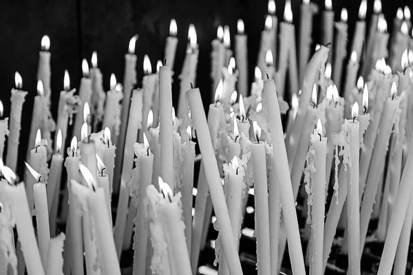 Candele accese bianche — Foto Stock