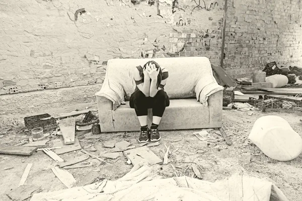 Κορίτσι σε εγκαταλελειμμένο σπίτι — Φωτογραφία Αρχείου