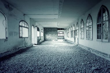 terkedilmiş harabe evde