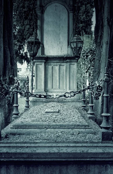 Гроб с цепями — стоковое фото