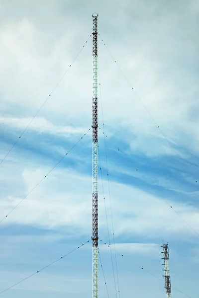 Телефон вежа небо — стокове фото