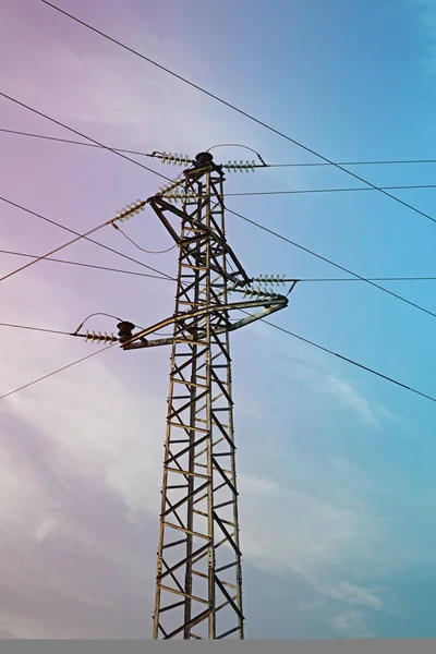 Електрична вежа з дротами — стокове фото
