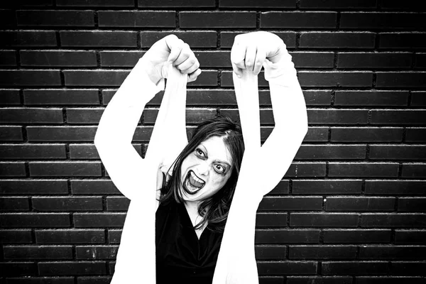 Şeytani kadın çığlıkları