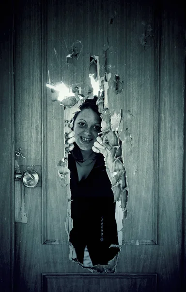 Κορίτσι επιθετική πόρτα — Φωτογραφία Αρχείου