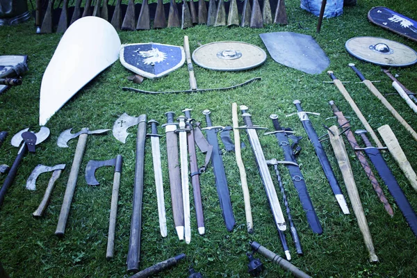 Espadas y escudos — Foto de Stock