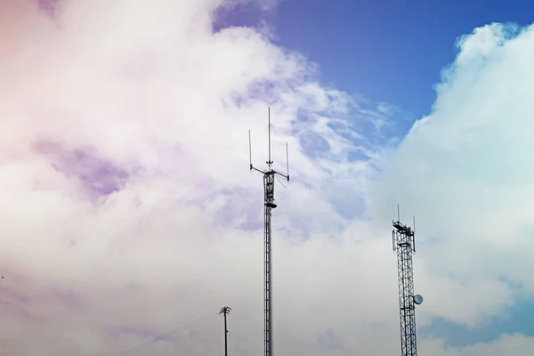 Телефон towers небо — стокове фото