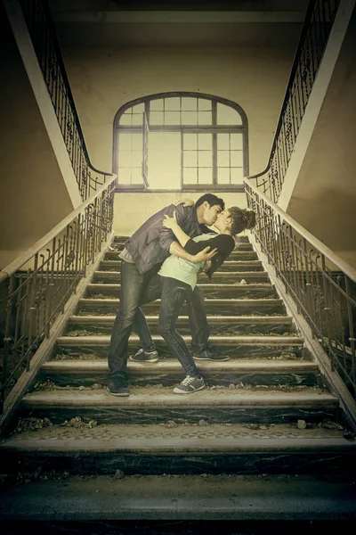 Couple kissing ladder — Stock Photo, Image