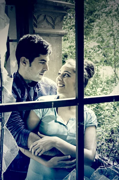 Aimer la fenêtre couple — Photo