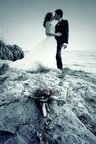 Strandpaar küsst sich — Stockfoto