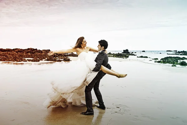 Los novios abrazado playa — Foto de Stock