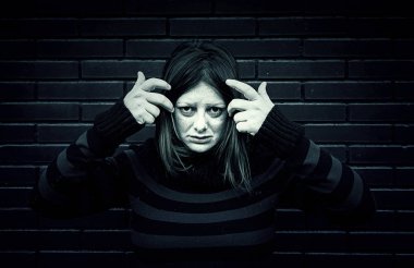 Ciddi ve üzücü bir kız