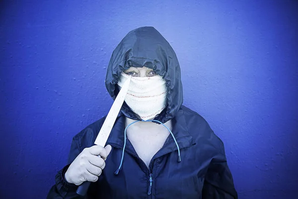 Violent woman with knife — Stock Photo, Image
