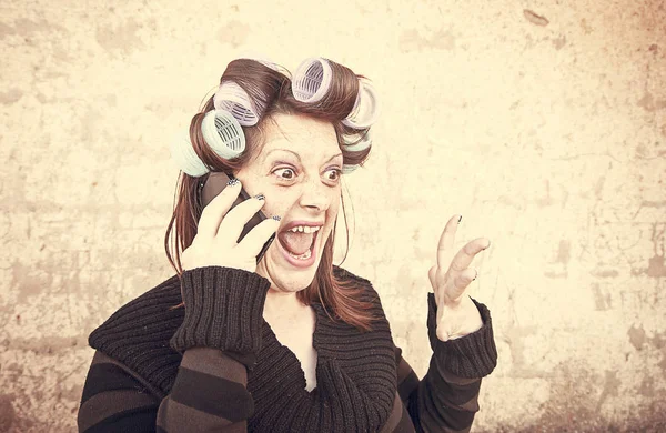 Kobieta krzyczy telefon — Zdjęcie stockowe