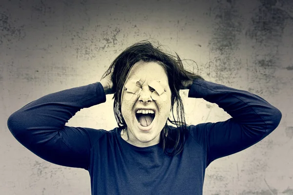 Mujer gritando nerviosamente — Foto de Stock