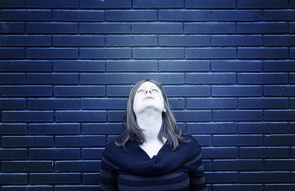 Woman Looking Up — Stock Photo, Image