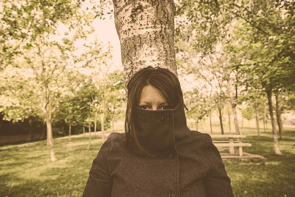 Förskrämda kvinna kappa — Stockfoto