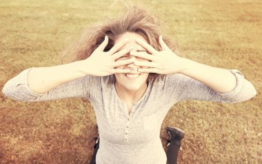 Sarışın kız kapsayan