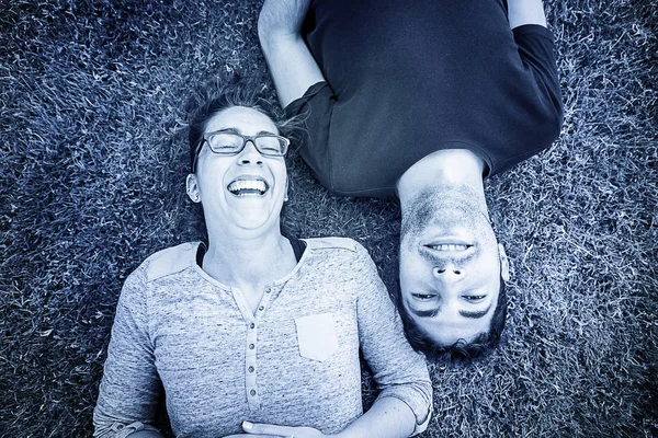 Paar lachen gelukkig — Stockfoto