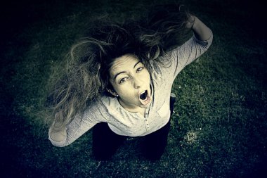 Kız sinirli ve gergin