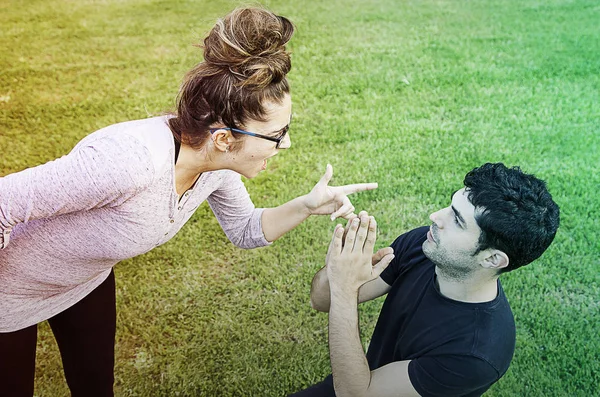 Mann entschuldigt sich bei Frau — Stockfoto