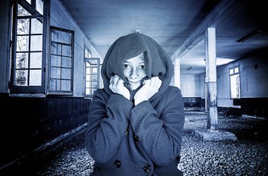 Ceket ve soğuk ile genç ve güzel kız