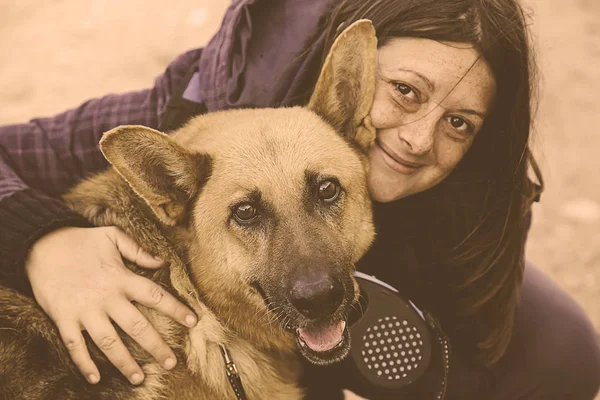 Donna con cane lupo — Foto Stock