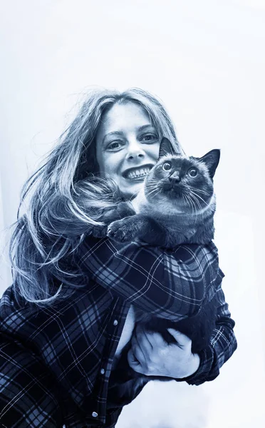 Γυναίκα με γάτα — Φωτογραφία Αρχείου