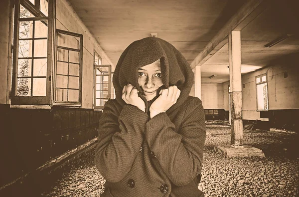 Красивая молодая девушка в пальто и холодно — стоковое фото