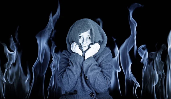 Ceket ve soğuk ile genç ve güzel kız